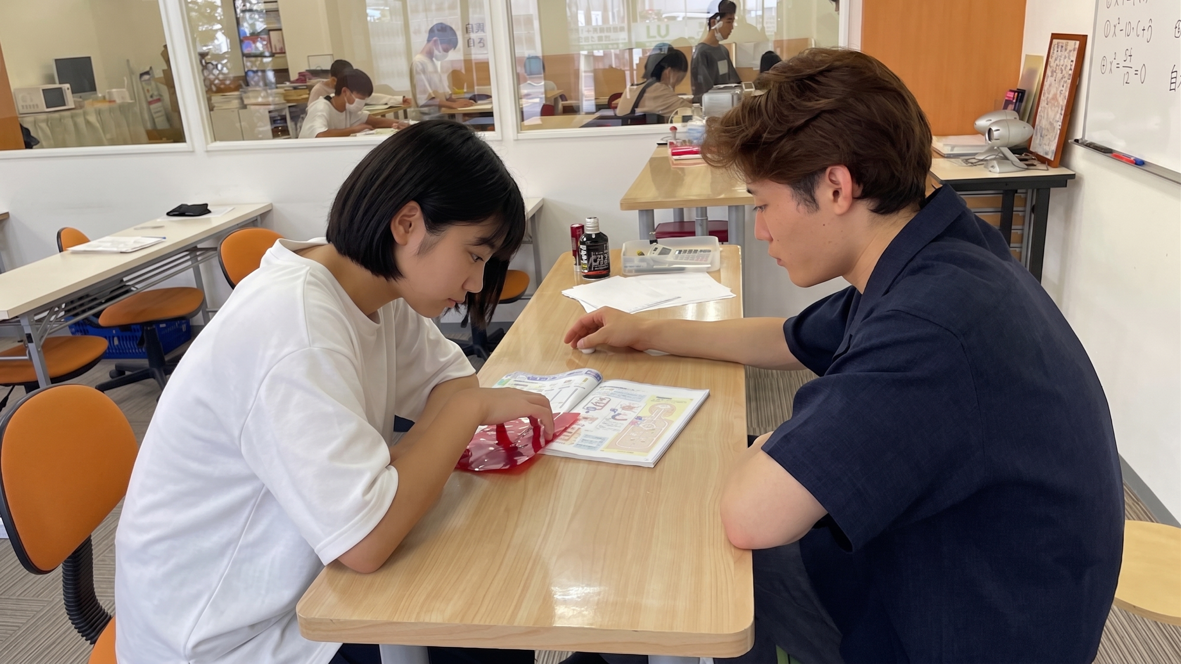 講師と一緒にテスト内容を確認する生徒の様子